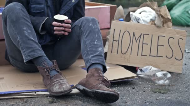 Бездомний Чоловік Тремтить Холоді Сидить Картоні Серед Сміття Поруч Ним — стокове відео