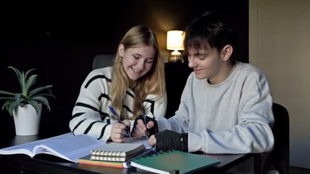 两个高中学生 一个男生 一个女生 一起准备上大学课程 青少年们玩得很开心 初恋Hd — 图库视频影像