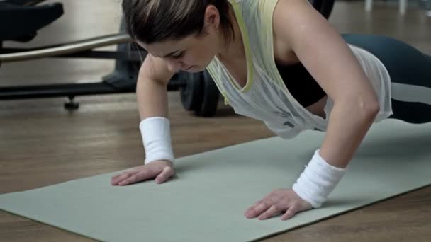 Müdes Mädchen Fällt Nach Liegestützen Fitnessstudio Auf Ein Karemat — Stockvideo