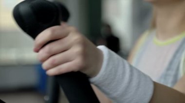 Kadın eli, parametreleri simülatörün ekranına ayarlar. HD.