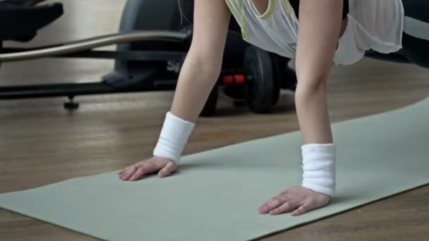 Tired Girl Falls Karemat Doing Push Ups Gym — Stock Video