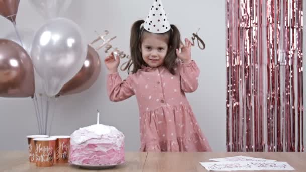 Kleines Mädchen Freut Sich Über Ihren Geburtstag Schön Dekoriertes Zimmer — Stockvideo
