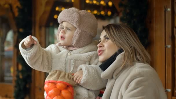 Winterporträt Einer Jungen Frau Mit Ihrer Kleinen Tochter Auf Einem — Stockvideo