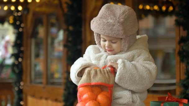 Маленька Сердечно Вдягнена Дівчина Тримає Сумку Дотиками Різдвяному Ринку — стокове відео