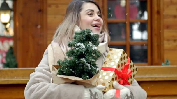 Όμορφη Νεαρή Ξανθιά Περιμένει Κάποιον Στο Χριστουγεννιάτικο Πανηγύρι Γυναίκα Κρατάει — Αρχείο Βίντεο