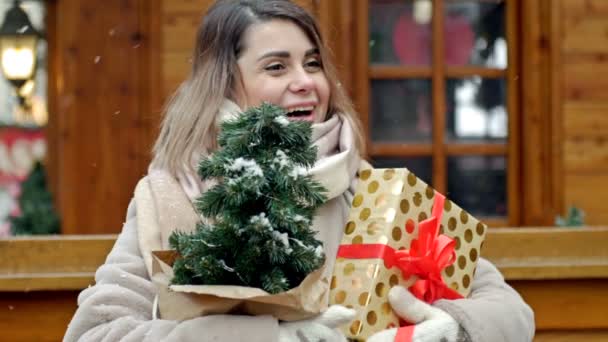 Όμορφη Νεαρή Ξανθιά Περιμένει Κάποιον Στο Χριστουγεννιάτικο Πανηγύρι Γυναίκα Κρατάει — Αρχείο Βίντεο