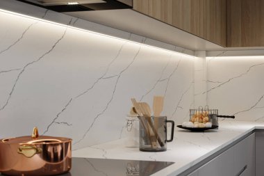 Mutfak Adası 'nda gerekli aletler çalınır.