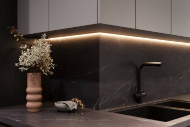 Mutfak adasındaki bir tencereye kurumuş çiçekler.