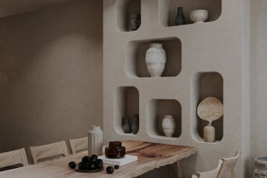 Tabağın üzerinde vazo ve çömlek olan siyah kirazlar..