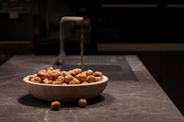 Mutfak tezgahında fındık dolu bir kase.