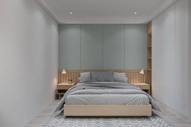 Lüks bir evde bir yatak odası, griye karşı gri bir duvar tahtası ve kabarık bir yatak..