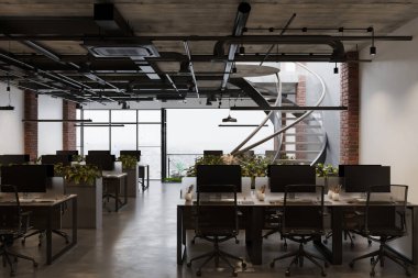 Satır ve panoramik pencere içinde tablo ve PC masaüstü ile birlikte gri eşzamanlı çalışma