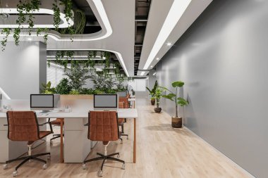 Ahşap masalı, gri duvar boyalı ve tavan arası tarzı bir ofis..