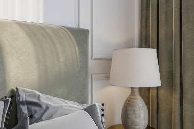 Yatak odasının iç tarafındaki komodinin üzerinde yeşil bir yatak başlığı ve eşleşen perdeler.