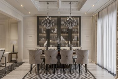 Modern lüks bir evde büyük bir masası ve sandalyeleri olan bir yemek odası..