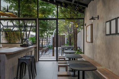 Çatı katı tarzı modern kahve dükkanı.