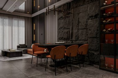 Kahverengi yemek odasının içi kara şema ile dolu.