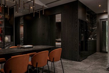 İçinde bir mutfak bulunan modern bir yemek alanı.