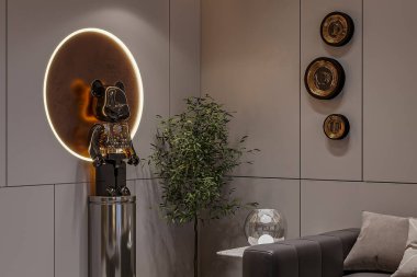 Oturma odasının içinde heykel ve metal nesneler var.