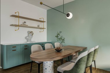 Açık bir apartman dairesi, giriş ve yemek alanı minimalist tarzı.