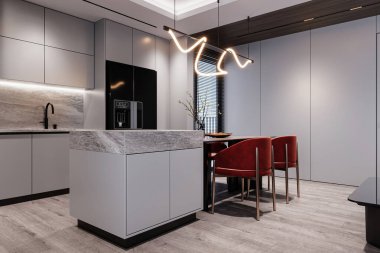 Modern bir mutfak. Şık kaplamaları, aksesuarları ve aletleri var. Ve yemek alanında inşa edilmiş.