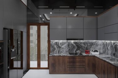 Modern mat siyah mutfak ahşap dolap modern ve şık bir görünüm yaratır.