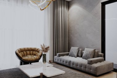 Doğal ışıkla yıkanmış minimalist bir oturma odası, tek bir çağdaş kanepe, temiz çizgiler...