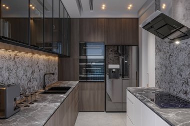 Gri ve yeşil gibi temel renkleri olan basit ve düzenli bir mutfak.