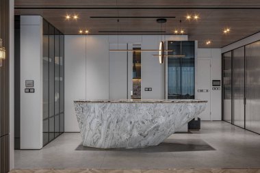 Açık alanda asılı beyaz bir mermer mutfak tezgahı ve bir LED ışığı var..