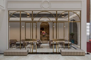 Minimalist iç mekanla Savish Spa Retreat, banklarla birlikte bekleme alanı.