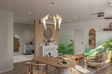Minimalist tarzda dekore edilmiş iç mekan ahşap malzeme ve mobilyalarla oturma alanına doğru yemek yiyor.
