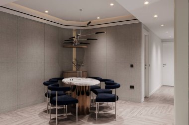 Yemek odasının minimalist iç kısımları. Özel mavi koltuklar ve mermer bir masa.