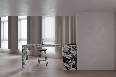 Ofis reisi odasında tek bir bar taburesi ile yer kaplayan modern iç mekan..