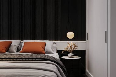 Kurumuş çiçekleri konsol masasında bir tencereye, lambaları da yatağın üzerinde..