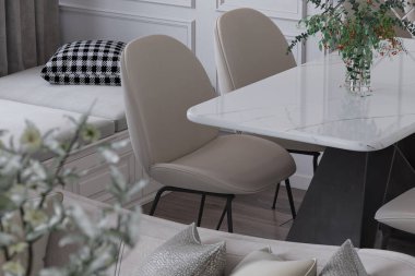 İskandinav tarzı yüzyılın ortalarında ev dekorasyonu yemek odası.