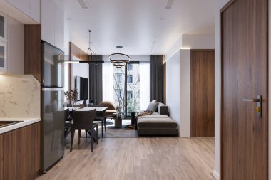 Geniş ve şık modern oturma odası, rahat bej koltuklar, minimalist dekorlar.