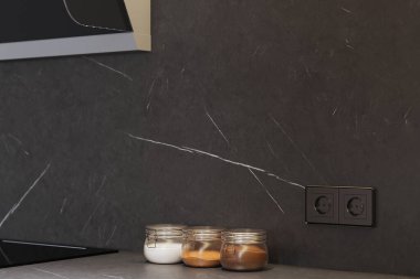 Mutfak tezgahında mutfak malzemeleri ve şifalı bitkiler var.