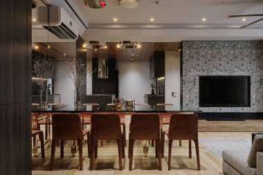 Modern yemek odasındaki işlevsel sadelik.