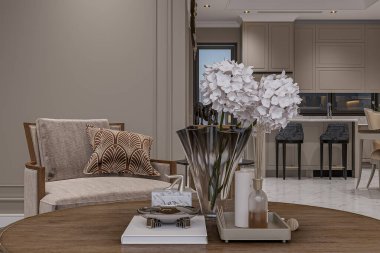 Oturma odasındaki masada bir vazo çiçek var.