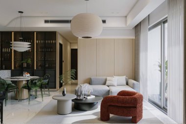 Modern oturma odasının içinde ahşap duvar panelleri, mermer zemin, gri bir kanepe ve kahve masası var..