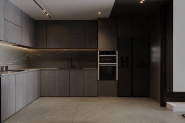 Ahşap eşyalar ve teknolojiyle modern mutfak.