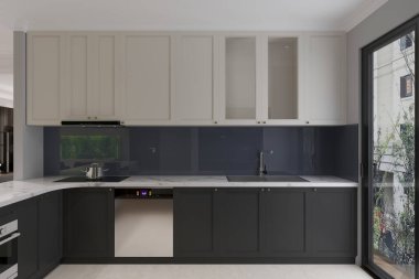 Gri dolaplı asgari mutfak ve pencerelerden balkon manzaralı, iç tasarım.