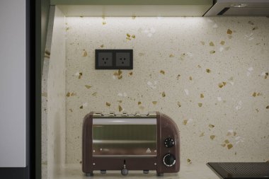 Arka planda elektrik prizi olan Modern Terrazzo Mutfak Tezgahında Retro Tost Makinesi