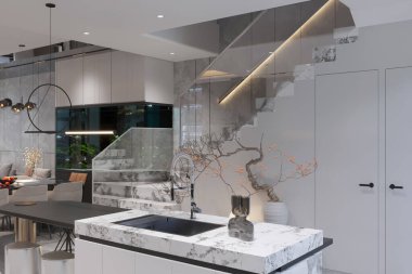 Mermer Adası ve Zarif Merdiven Tasarımı ile Modern Lüks Mutfak