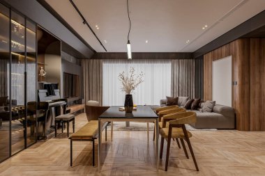 Moda Mobilya ve Piyano ile Modern Açık Konsept Oturma ve Yemek Odası
