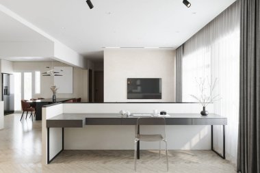 Doğal Işık ve Şık Dekorlu Modern Minimalist İçişleri Ofisi Çalışma Alanı