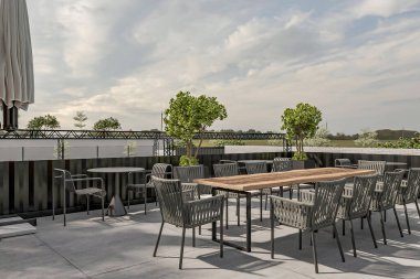 Minimalist Mobilya ve Manzaralı Modern Çatı Açık Yemek Alanı