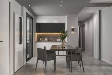 Gösterişli Dolap ve Çağdaş Tasarım ile Modern Minimalist Mutfak ve Yemek Alanı
