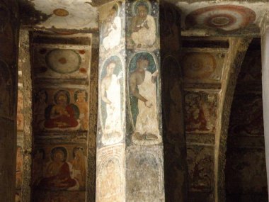 Ajanta 'daki eski mimari taş sütun, mimari