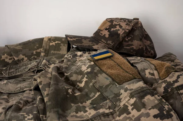 Uma Bandeira Bandeira Ucraniana Uniforme Camuflagem Pixel Soldado Fato Camuflagem — Fotografia de Stock